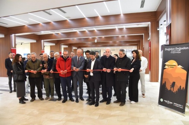 Manisa Büyükşehir Belediyesinin ev sahipliğinde, Fatih Sergi Salonu’nda yapılan serginin açılışına, sanatçı Ertuğrul Tugay’ın yanı sıra Büyükşehir Belediyesi Genel Sekreter Yardımcısı Ulaş Aydın, Kültür ve Sosyal İşler Dairesi Başkanı Meliha Çavuşoğlu Kılınçlar, Sosyal Hizmetler Dairesi Başkanı Volkan Sert ile sanatseverler katıldı. Sergide, Tugay’ın, yıllar içinde farklı ülke ve şehirlerde çektiği birbirinden etkileyici doğa ve dağ fotoğrafları yer alıyor. Sanatçının doğaya olan tutkusunu yansıtan eserler, ziyaretçilerden tam not aldı.
Ertuğrul Tugay, sergiye katılan sanatseverlere çektiği fotoğraflar ve dağda yaşadığı süreç hakkında bilgi verdi.