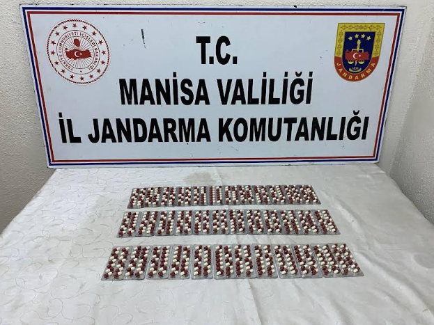 Uyuşturucu veya Uyarıcı Madde Ticareti
Manisa İli Akhisar İlçesi Kayalıoğlu Mahallesinde 29.11.2024 günü Akhisar İlçe Jandarma Komutanlığı JASAT ve Merkez Karakolunun aldığı duyum üzerine icra edilen faaliyet esnasında şüpheli M.Ç. adlı şahsın yapılan üst aramasında;
▪️ 504 Adet GALARA isimli Uyuşturucu Sentetik Ecza
▪️ 1 Adet Uyuşturucu İçme Aparatı
tespit edilerek muhafaza altına alınmıştır.
Şüpheli hakkında C.Savcısının talimatları doğrultusunda adli işlem başlatılmıştır.