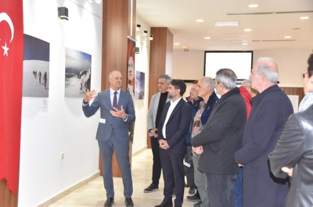 Manisa Büyükşehir Belediyesi, doğa fotoğrafları ile tanınan sanatçı Ertuğrul Tugay’ın eserlerinin sergilendiği “Dağdan Doğadan” adlı fotoğraf sergisine ev sahipliği yapıyor. İçinde birçok şehir ve ülkeden dağ fotoğraflarını barındıran serginin açılışı büyük ilgi gördü.