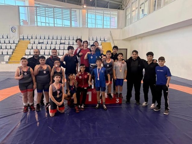 Yunusemre Belediyespor'un küçük sporcuları, Manisa Gençlik ve Spor İl Müdürlüğü tarafından judo ve güreş dallarında düzenlenen okul sporları müsabakalarına damga vurdu.
