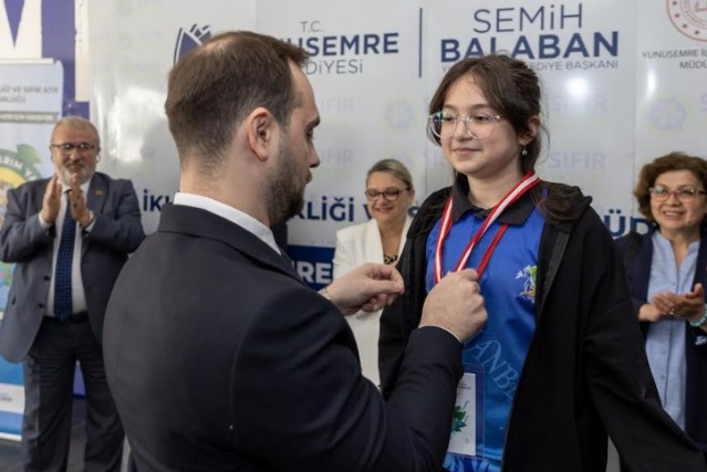 Yarışmada ikincilik ödülünü ise içerisinde şarj istasyonu bulunan çevreci lambasıyla Vestel Ortaokulu öğrencisi Muhammed Alparslan Gür kazandı. Gür'e ödülünü İlçe Milli Eğitim Şube Müdürü Zeynel Mutlu takdim etti. Geri dönüşüm malzemelerinden yaptığı özgün resmiyle üçüncü olan Saruhanbey Ortaokulu öğrencisi Eslem Beren Özçağlatan, ödülünü Manisa Büyükşehir Belediyesi İklim Değişikliği Daire Başkanı Çağlar Hocalar’dan aldı.