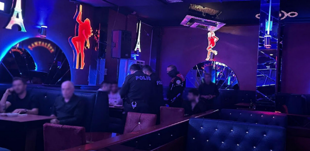 Manisa İl Emniyet Müdürlüğümüz görevlilerince 10.05.2024 günü 23:00-01:00 saatleri arasında ilimiz genelinde eş zamanlı olarak 69 ekip 182 personelin katılımıyla yapılan "Umuma Açık İstirahat ve Eğlence Yerlerinin Denetlenmesi Uygulamasında”;

 

- 1569 şahıs sorgulanmış,

- 116 araç denetlenmiş,

- 43 araç sürücüsüne 217.305 ₺ para cezası uygulanmış,

- 76 umuma açık istirahat ve eğlence yeri kontrol edilmiş,

- 4 iş yerine TAPDK belgesini usulüne uygun bulundurmamak, kapalı alanda tütün ürünleri kullandırmak ve fatura kesmediği tespit edilerek 45600 ₺para cezası uygulanmış,

- 16 şahsın kapalı alanda tütün mamulleri tükettiği tespit edilerek 15.632 ₺ idari para cezası uygulanmış, 

- 1 iş yerinde 2 şahsın kimlik bildirimi yapılmadığı tespit edilerek 1774 sayılı kanunun 15. maddesine göre 7.830 ₺ para cezası uygulanmış,

- 2 iş yerinde ruhsata aykırı olarak faaliyeti olduğu tespit edilerek tutanak tanzim edilmiştir.

 

Manisa halkının huzur ve güvenliği için Manisa Emniyet Müdürlüğü olarak denetimlerimiz aralıksız devam edecektir.
