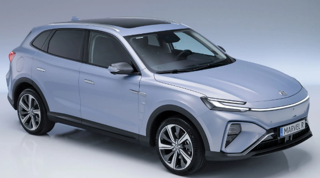 


Doğan Holding çatısı altında faaliyet gösteren Doğan Trend Otomotiv’in Türkiye distribütörlüğünü üstlendiği köklü İngiliz otomobil markası MG, yeni elektrikli premium SUV modeli Marvel R Electric’in satışlarına başladı.

 D segmentinde yer alan yeni model, 2.989.000 TL’den başlayan fiyatı, 85.000 TL’den başlayan kiralama seçeneği, çarpıcı tasarımı, yüksek performansı ve ileri teknolojisi ile dikkatleri üzerine topluyor. Luxury ve Performance olmak üzere iki versiyonu ile Türkiye yollarına çıkan Marvel R Electric, aynı zamanda 4x2 - 4x4 çekiş seçenekleri sunuyor. Marvel R Electric, MG Pilot Teknolojik Sürüş Desteği, 19,4 inçlik dokunmatik ekranı, V2L Enerji Paylaşım Özelliği gibi üstün teknolojileriyle kullanıcısına yepyeni bir deneyim vadediyor. Dört tekerlekten çekişli Performance versiyonunda 288 HP güç ve 370 kilometre menzil; arkadan itişli Luxury versiyonunda ise 180 HP güç ve 402 kilometrelik menzil sunan Marvel R Electric’in, her iki versiyonunda da 70 kWsa kapasiteye sahip bataryalar yer alıyor. Marvel R ile elektrikli ürün gamını genişletmeye devam eden MG, Temmuz ayını 758 adetlik satışla elektrikli araç pazarının lideri olarak tamamlarken ilk 7 ayda gerçekleştirdiği 1697 adetlik toplam satışla da elektrikli araç pazarının zirvesinde yer almıştı.

Doğan Holding çatısı altında faaliyet gösteren Doğan Trend Otomotiv’in temsil ettiği, İngiltere’nin en köklü ve saygın otomobil markalarından MG’nin (Morris Garages) yeni modeli Marvel R Electric ülkemizde de satışa sunuldu. D segmentinde yer alan yüzde 100 elektrikli modelin Türkiye’de satışa sunulmasıyla MG’nin model çeşitliliği altıya yükseldi. Markanın geniş ürün gamına eklenen Marvel R Electric, 2.989.000 TL’lik başlangıç fiyatı ile premium segmentteki yerini aldı. Ayrıca Doğan Trend Otomotiv, yeni model için 85.000 TL’den başlayan fiyatlar ile kiralama seçeneği de sunuyor. Luxury ve Performance versiyonlarıyla Türkiye yollarına çıkmaya başlayan yeni modelin her iki versiyonunda da 70 kWsa kapasiteye sahip bataryalar bulunuyor. MG’nin Türkiye’deki ilk 4x4 otomobili unvanını kazanan Marvel R Electric Performance 288 HP güç ve WLTP’ye göre 370 kilometre menzil; çift motorlu, arkadan itişli Luxury versiyonu ise 180 HP güç ve 402 kilometrelik WLTP menzil sunuyor. Üç elektromotorla donatılan Performance versiyon 4,9 saniyelik 0-100 km/s hızlanması ve 200 km/s’lik maksimum hızıyla yüksek performanslı bir elektrikli otomobil olduğunu da ispatlıyor.

Marvel R, “Yükseliş”i Temsil Ediyor!
MG’nin Türkiye’deki en yeni modeli, markanın bitmek tükenmek bilmeyen gelişimini simgeleyen bir isimle yollara çıkıyor. Marvel’ın kelime anlamı “Olağanüstü”, “Harika”, “Mucize” olarak Türkçe ifadelere denk gelirken, “R”, İngilizce’de “Rising”in (Yükseliş) kısaltması olarak model adına ekleniyor. MG markasının dikkat çekici başarısına vurgu yapan yeni model, ilerleyen dönemlerde ulaşabileceği hedefleri de simgeliyor.

Tamamen Elektrikli Premium Bir D-SUV!
MG’nin ileri teknoloji ürünü olan yüzde 100 elektrikli D-SUV modeli Marvel R Electric, çağdaş ve çekici dış tasarımıyla premium bir otomobil olduğunu daha ilk bakışta gösteriyor. 4.674 mm uzunluğu ve 2.804 mm dingil mesafesiyle geniş bir iç mekana sahip yeni SUV, ileri teknoloji ve konforun yanı sıra dayanıklılık ve hafiflik sunuyor. Marvel R Electric, ilerici tasarımını işlevsellikle birleştirerek fark yaratıyor. Azami 750 kg çekme kapasitesine sahip olan SUV, bu sayede römork, karavan veya özel bir bisiklet taşıyıcı üzerinde iki e-bisikleti çekebiliyor. 357 litrelik kapasiteye sahip olan bagajın hacmi, arka koltukların katlanmasıyla 1396 litreye kadar artırılabiliyor. Marvel R Electric’in arkadan itişli versiyonunda, ön kaputunun altında ek bir 150 litrelik bagaj daha yer alıyor. Ayrıca modelde irili ufaklı toplam 25 saklama alanı daha sunularak pratiklik artırılıyor.

Toplam 512 LED Kullanılan Aydınlatma!
MG Marvel R, sahip olduğu ileri teknoloji, şık ve sportif tasarım, üstün sürüş özellikleri ve yüksek performansı ile öne çıkıyor. Toplam 512 LED kullanılarak tasarlanan Marvel R’ın hem önünde hem arkasında yer alan yatay LED ışık çizgileri de modele estetik bir görüntü katmasının yanı sıra daha verimli bir aydınlatma sağlıyor.

Farklı Çekiş Seçenekleri Yüksek Kapasiteli Bataryayla Birleştiriyor!
İki farklı çekiş seçeneğiyle sunulan Marvel R Electric’in Performance olarak isimlendirilen dört tekerlekten çekişli versiyonunda üç adet elektrik motorundan elde edilen azami 212 kW (288 HP) güç ve 469 km şehir içi menzil sunuluyor. Arkadan itişli versiyonda ise arka aksta bulunan iki elektrik motoru azami 132 kW (180 HP) güç üretiyor ve menzil şehir içi kullanımlarda 526 km’ye ulaşıyor. Her iki versiyonda da aracın enerjisi 70 kWsa kapasiteye sahip bir bataryadan elde ediliyor. Marvel R Electric, 11 kW kapasiteli bir yerleşik şarj cihazına sahip. Buna ek olarak, DC şarj ile aracın bataryası yaklaşık 40 dakikada yüzde 80 kapasiteye ulaşabiliyor. Ayrıca entegre ısı pompasına sahip iklim kontrolü, düşük sıcaklıklarda dahi etkileyici verimlilik seviyeleri sunuyor. MG’nin premium modeli Marvel R Electric, yüksek performansıyla da dikkat çekiyor. Performance versiyon, sahip olduğu üstün tri-motor teknolojisi ile 0-100 km/s hızlanması 4,9 saniyede tamamlarken her iki versiyon da 200 km/s hıza ulaşabiliyor. Kullanıcı, KERS seviyesini trafik yoğunluğuna göre ayarlayarak enerji geri kazanımı elde edebiliyor.

V2L Teknolojisi İle Elektrikli Hayatta Fark Yaratıyor!
Elektrikli bir otomobilin bütün avantajlarını yüksek teknolojisiyle harmanlayan Marvel R Electric,  araçtan araca şarj (V2L: vehicle-to-load) işlevi ile fark yaratıyor. Bu teknoloji, aracın bataryasındaki elektrik enerjisinin, hava kompresörü, elektrikli scooter, dizüstü bilgisayar gibi cihaz ve araçlara  aktarımına olanak tanıyor. Enerji aktarımı, başka bir bataryalı elektrikli araca da yapılabiliyor. V2L Enerji Paylaşım Özelliği ile hayata yepyeni ve ilerici bir özellik daha katılmış oluyor.

MG Pilot, Güvenliği Bir Adım İleri Taşıyor!
Yeni Marvel R Electric, MG Pilot Teknolojik Sürüş Desteği ile güvenliği bir adım ileriye taşıyor. MG Pilot kapsamında yarı otonom sürüşe imkan tanıyarak sürücüyü olası tehlikelere karşı uyaran ve gerektiğinde müdahale eden 16 gelişmiş sürüş destek sistemi (ADAS) bulunuyor. Marvel R Electric’le birlikte MG Pilot özelliklerinin arasına İkincil Çarpışma Freni (MCB) ve Yorgunluk Tespit ve Uyarı Sistemi (DWS) gibi özellikler de ekleniyor.

Donanımlarıyla Premium Etki!
Marvel R Electric, donanım özellikleri bakımından çok gelişmiş, zengin bir model olarak Premium segmentin gereksinimlerini fazlasıyla karşılıyor. Luxury donanımından itibaren LED farlar, 19 inçlik alaşım jantlar, elektrikli-hafızalı sürücü koltuğu, Bader Napa deri koltuklar, ısıtmalı ve havalandırmalı ön koltuklar, 12.3 inçlik dijital gösterge ekranı, 19.4 inçlik dokunmatik merkezi ekran, menzil artıran donanımlardan ısı pompalı klima ve aktif ön ızgara, 1.14 metrekarelik panoramik cam tavan, ambiyans aydınlatması, sanal pedallı bagaj kapağı, hafızalı yan aynalar, kablosuz telefon şarjı, 360 derece kamera, R-Welcome Akıllı Karşılama Sistemi, MG Pilot Teknolojik Sürüş Destek Sistemi ve 2500 Watt kapasiteli V2L Enerji Paylaşım Özelliği standart olarak sunuluyor. 3.699.000 TL’den satışa sunulan MG Marvel R Performance, 9 hoparlörlü BOSE ses sistemi ve Taba (Alcantara) iç döşeme seçeneği ile araç içindeki yaşam alanını benzersiz bir hale getiriyor.

MG Marvel R Electric Teknik Özellikleri:

Tip:                                                             Dört tekerlekten çekiş    Arkadan itiş

Donanım:                                                   Performance                    Luxury

Azami güç:                                                 212 kW (288 HP)            132 kW (180 HP)

Azami tork:                                                665 Nm                             410 Nm

0-100 km/s:                                                4,9 sn                                7,9 sn

Azami hız:                                                 200 km/s                           200 km/s

Batarya kapasitesi:                                   70 kWsa                           70 kWsa

Enerji tüketimi:                                         209 Wh/km                      194.1 Wh/km

WLTP menzil:                                          370 km                              402 km

Yerleşik şarj cihazı kapasitesi (AC):      11 kW                               11 kW

DC şarj süresi yüzde 5-80:                      43 dk                                 43 dk

Uzunluk:                                                    4674 mm                          4674 mm

Genişlik:                                                    1919 mm                          1919 mm

Yükseklik:                                                 1613 mm                          1613 mm

Aks aralığı:                                                2804 mm                          2804 mm

Yerden yükseklik:                                    133.9 mm                         131.9 mm

Boş ağırlık:                                                1.920 kg                            1.810 kg

Azami ağırlık:                                           2.373 kg                            2.288 kg

Çekme kapasitesi:                                    750 kg                               750 kg

Ön bagaj kapasitesi:                                 -                                         150 litre

Arka bagaj kapasitesi:                             357-1396 litre                 357-1396 litre