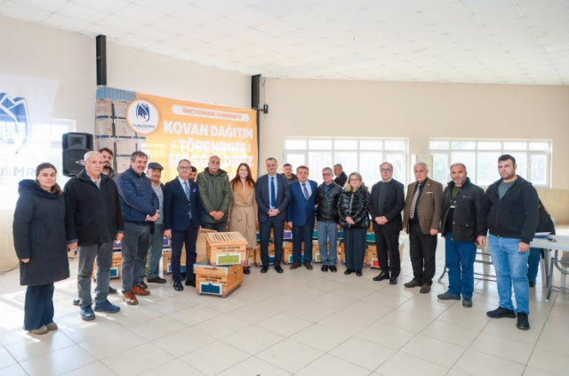 Yunusemre Belediyesi, ilçedeki bal üreticilerine desteğini bu yıl da sürdürerek arıcılığın gelişmesine katkı sağladı. Hükümlüler tarafından üretilen 300 adet arı kovanı, düzenlenen törenle üreticilere dağıtıldı.