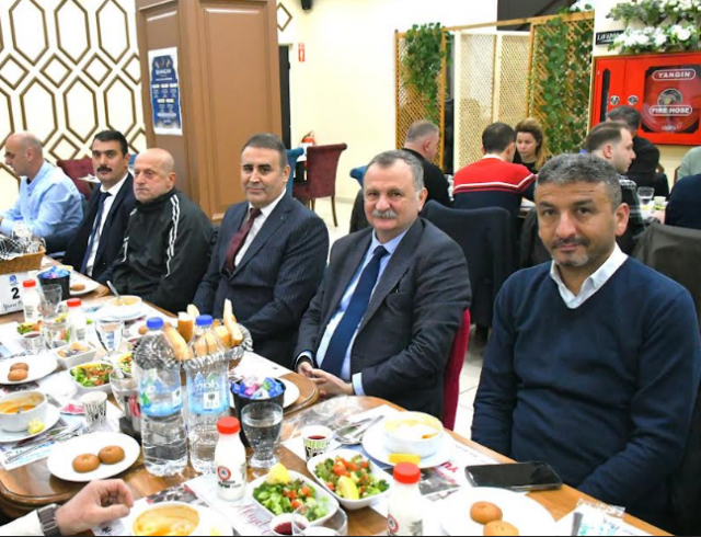 Tüm çocuklarımıza emek veren amatör spor paydaşlarımıza teşekkür ediyorum" dedi. Yunusemre Belediyespor Başkanı Bülent Kanik ise amatör spor kulüpleri ile iş birliği içerisinde çalışmaktan mutluluk duyduklarını belirterek, desteklerinden ötürü Yunusemre Belediye Başkanı Semih Balaban'a teşekkür etti. İftara Belediye Başkan Yardımcısı Hakan Gürtunca, Belediye Meclis Üyeleri Hüseyin Surel, Mümin Şafak, İsmail Ergin, Özel Kalem Müdürü Seyit Ali Özmen, Gençlik ve Spor Hizmetleri Müdürü Tuncay Öztürk, Arşiv Müdürü Abdullah Can ve Manisa Amatör Spor Kulüpleri Federasyonu'nu temsilen Lisans İşlemleri Sorumlusu Hafize Tavas da katıldı.