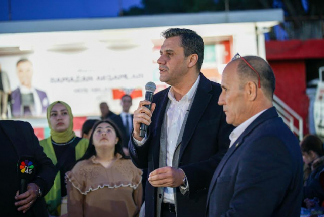 BAŞKAN ZEYREK'TEN AHMETLİ'YE MÜJDELER
Ferdi Zeyrek, ilçede yapılan yatırımlarla ilgili de müjdeler verdi. Zeyrek, “Bahar aylarında, Yunusemre Tesisi’ni Fuat Başkan’la birlikte Ahmetlili hemşehrilerimizin hizmetine açacağız. Ayrıca, seçim döneminde söz verdiğimiz Barbaros Mahallesi'ne üst geçit yapmak istiyoruz. Bu projeyi 2025 yılı bütçemize dahil ettik. Barbaros üst geçit projemiz için tüm hazırlıklar tamamlandı, sadece Karayolları’ndan onay bekliyoruz. Karayolları’nın daha ne kadar bekleteceğini bilmiyorum, ancak biz bu hizmeti Ahmetli'ye getirmek istiyoruz. Unutmayalım ki, bu para hepimizin parası ve biz bu parayı sizlerin ihtiyaçları doğrultusunda harcayacağız. Ahmetli’nin üst geçit ihtiyacı var, prestijli yollara ve caddelere ihtiyacı var, Yunusemre’nin buradaki tesisine ihtiyacı var, Ahmetli’nin girişindeki Çamlaraltı bölgesinde bir düzenlemeye, Kent Lokantası’na ve Halk Mandıra’ya ihtiyacı var. Biz bu ihtiyaçları biliyoruz ve bunları yapmak istiyoruz. Ancak, hükümetin onay vermemesi elimizi kolumuzu bağlıyor. Ama bu mücadeleden vazgeçmeyeceğiz. Bu mücadeleyi vereceğiz ve onayı aldıktan sonra, Fuat Başkan’la ve sizlerle birlikte inşallah o üst geçidin açılışında tekrar Ahmetli'de olacağız. Bunu buradan müjdelemek ve gelişen süreçleri anlatmak istedim, bilmenizi istiyorum” diye konuştu.