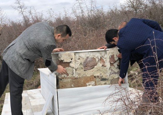Türkiye Harp Malûlü Gaziler Şehit Dul ve Yetimleri Derneği Manisa Şubesi Başkanı Ümit Taydaş ve yönetim kurulu üyeleri tarafından Kurtuluş Savaşı kahramanı Halil Efe'nin mezarı ziyaret edildi. 

MİLLİ MÜCADELE KAHRAMANI HALİL EFE 
Türkiye Harp Malûlü Gaziler Şehit Dul ve Yetimleri Derneği Manisa Şubesi Başkanı Ümit Taydaş: ‘17 Mart 1922 zevcesi Gördesli Makbule Hanım’ın şahadetinden 2 ay sonra 17 Mayıs 1922’de şahadet rütbesine erişen Halil Efe’nin Milli Mücadele kahramanı olduğu bilinmektedir. Halil Efe’nin mezarı Demirci arazisi dâhilinde Yağcı Dağı’nda bulunmaktadır. Halil Efe’nin Birinci Dünya Savaşı’nda savaşmış, Milli Mücadele boyunca çok önemli gerilla savaşları içerisinde yer almış, Anzavur, Bolu ve Yozgat isyanlarının bastırılmasında Çerkez Ethem’le birlikte hareket etmiş, Salihli cephesinde savaşmış, Demirci ve Gediz muharebelerinde bulunmuş bir Milli Mücadele kahramanıdır.

 HALİL EFE’NİN MEZARI YAPILMALIDIR
 Kahramanımızın mezarının ona yakışır şekle getirilmesi yanı sıra burada çevre düzenlemesi gerçekleştirerek Şehidimizin yattığı yere gelen yolun asfaltlanmasıyla ziyaretlerin rahat bir şekilde yapılmasının sağlanmasının gereğine inanmaktayız. İlave olarak Şehidimizin mezarına giden yola yol bile denilemez. Selendi’nin Eşemenler Mahallesine kadar yol var, daha sonra ise en az üç kilometre mesafe ya yürüyerek ya da traktör yardımıyla gidilebilecek durumda. Yürüyerek ise yolun çok kötü olması nedeniyle gitmek bile son derece zorluk içeriyor. Şehit mezarı çevresinin de aydınlatılması uzantısında bölgedeki yabani ya da köylülerin otlattığı sığır türü hayvanların mezara zarar vermemesi için çevresinin koruma altına alınması şart. 

ŞEHİDİMİZ İÇİN DİKİLEN BAYRAK DİREĞİNDE BAYRAĞIMIZ DALGALANMALI 
Şehidimizin bayrak direği paslanmış, bayrağımız ise dalgalanması gereken yerinde yok. Süratle önlem alınması lüzumu ortada. Buraya yapılacak ziyaretlerle toplumumuzdaki milli duyguların daha da artmasının sağlanacağı yanı sıra değerlerimize sahip çıkmakla ülkemizin geleceğine hizmet etmiş sayılacağız. Bu konuda bir an önce yetkililerimizin adım atmasını beklediğimizi ifade ediyorum’ diye konuştu.