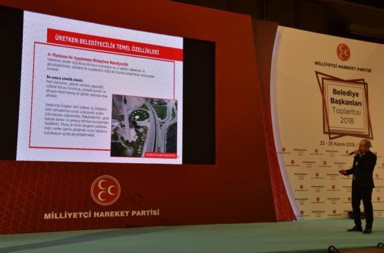Milliyetçi Hareket Partisi’nin Antalya’da il başkanları ve belediye başkanlarına yönelik düzenlediği toplantıda Milliyetçi Hareket Partisi Genel Başkan Yardımcısı Sadir Durmaz partililere hitap etti. Manisa Büyükşehir Belediye Başkanı Cengiz Ergün’ün de katılım sağladığı toplantıda Durmaz, yaklaşan yerel seçimler çerçevesinde partinin seçim stratejisi hakkında bilgi verdi. Durmaz, Türkiye’nin dört bir yanından belediyecilik hizmetlerine değinirken üretken belediyecilikte Manisa Büyükşehir Belediyesinin kente kazandırdığı tam otomasyonlu otopark ve Kuva-yı Milliye Anıtı’nda yaptığı çevre düzenlemesini de örnek verdi.

Yaklaşan yerel seçimler öncesi Milliyetçi Hareket Partisi’nin il başkanları ve belediye başkanlarına yönelik düzenlediği kamp programının açılış oturumunda Milliyetçi Hareket Partisi Genel Başkanı Devlet Bahçeli katılımcılara hitap etti. MHP Genel Başkanı Devlet Bahçeli’nin ardından katılımcılara seslenen MHP Yerel Yönetimlerden Sorumlu Genel Başkan Yardımcısı Sadir Durmaz, yaklaşan yerel seçimlerde partinin seçim stratejisi hakkında bilgi verdi. Antalya’nın Serik ilçesinde düzenlenen toplantıya Manisa Büyükşehir Belediye Başkanı Cengiz Ergün, MHP İl Başkanı Erkan Öztürk, Kula Belediye Başkanı Hüseyin Tosun, Selendi Belediye Başkanı Yasin Dumlupınar, Alaşehir Belediye Başkanı Ali Uçak, Sarıgöl Belediye Başkanı Necati Selçuk, Turgutlu Belediye Başkanı Turgay Şirin ve Salihli Belediye Başkanı Zeki Kayda ile birlikte katıldı.
MHP’li Belediyelerin Üretken Projeleri
MHP Genel Başkan Yardımcısı Sadir Durmaz, toplantıda 31 Mart 2019 tarihinde gerçekleşecek olan yerel seçimlere yönelik olarak pek çok başlık altında bilgi verdi.  Durmaz, belediyecilik anlamında hizmetlerden örneklerler verirken, MHP’li belediyelerin üretken belediyecilikle ön planda olduğunu vurguladı. Durmaz, Manisa Büyükşehir Belediyesi tarafından şehre kazandırılan tam otomasyonlu otopark ve Kuva-yı Milliye Anıtı’nda yapılan çevre düzenlemesini de örnek verdi.