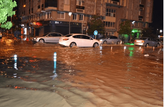 Salihli Sektör Gazetesinin Haberine göre ; Şiddetli rüzgar, sağanak yağış ve dolu zarara yoy açtı, şiddetli rüzgar ağaçları devirdi, sağanak yağış su baskınlarına yol açtı, ceviz büyüklüğünde yağan sert buz kütlesi dolu arabalarda hasara yol açtı.
