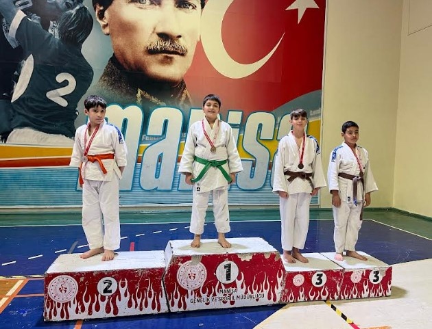 Yunusemre Belediyespor'un küçük sporcuları başarıdan başarıya koşmaya devam ediyor. Manisa Gençlik ve Spor İl Müdürlüğünce judo ve güreş dallarında organize edilen okul sporları müsabakalarında mücadele eden Mavi-Beyazlı kulübün sporcuları, elde ettikleri madalyalarla Türkiye Şampiyonası'na katılmaya hak kazandı.