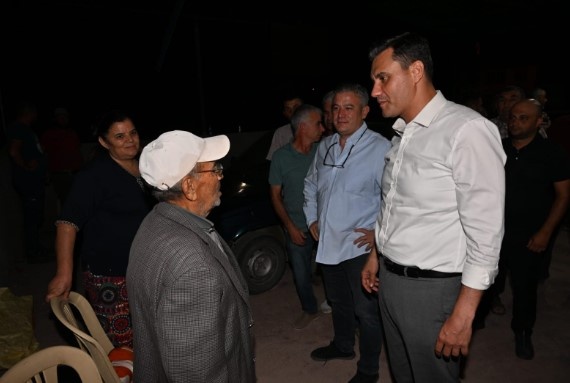 Gördes’e bağlı Yeniköy ve Boyalı mahallelerinde yangından etkilenen yurttaşları ziyaret eden Başkan Ferdi Zeyrek, Salihli’ye bağlı Kale Mahallesi’nde de Manisa Valisi Enver Ünlü ile bir araya geldi