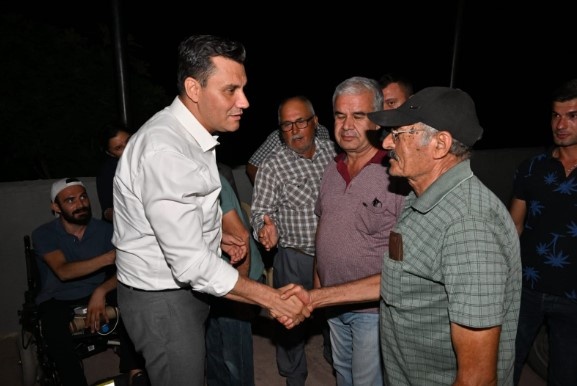 Gördes’e bağlı Boyalı Mahallesi’nde başlayan ve Salihli ilçe sınırlarına kadar ulaşan orman yangınıyla mücadele sürüyor. Manisa Büyükşehir Belediye Başkanı Mimar Ferdi Zeyrek, akşam saatlerinde yangından etkilenen Yeniköy, Boyalı ve Kale mahallelerine giderek, yurttaşlarla bir araya geldi. Büyükşehir Belediyesi ekiplerinin tüm birimleri ilesahada olduğunu vurgulayan Başkan Ferdi Zeyrek, yangından etkilenen yurttaşlara gerekli tüm desteklerin verileceğini, oluşan maddi zararları bir an önce gidermek için de çalışmalara başlayacaklarını söyledi.