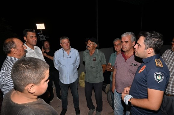 Yangın bölgesinde incelemelerde bulundu
Manisa Büyükşehir Belediye Başkanı Mimar Ferdi Zeyrek, Gördes Belediye Başkanı İbrahim Büke, Büyükşehir Belediyesi İtfaiye Dairesi Başkanı Gürhan İnal, CHP Gördes İlçe Başkanı Zafer Aslan ile birlikte yangın bölgesine giderek incelemelerde bulundu.