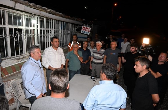 Yurttaşları sigara izmariti ve anız yakılmasına karşı uyardı
Yangının muhtemel çıkış nedeninin sigara izmariti olduğu bilgisini İtfaiye Dairesi Başkanlığı’ndan aldığını söyleyen Başkan Ferdi Zeyrek, “Vatandaşlarımızı sigara izmariti ve anız yakılması noktasında uyarmak istiyorum. Çünkü bizim ciğerlerimiz yanıyor. Ormanlar bizim yarınlara emanetimiz olmak zorundadır.