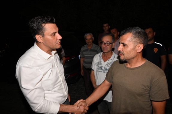 Gördes’e bağlı Boyalı Mahallesi’nde 14 Ağustos Çarşamba günü başlayan orman yangınıyla mücadele yoğun bir şekilde devam ediyor. İlçeye bağlı Boyalı, Yeniköy, Karayakup mahallelerini etkileyen yangın, rüzgarın da etkisiyle Salihli ilçesi sınırlarına kadar ulaştı. Salihli Kale ve Kemer mahalleleri sınırlarına gelen yangın için Manisa Büyükşehir Belediyesi İtfaiye Dairesi Başkanlığı ekipleri ile Orman Bölge Müdürlüğü ekipleri hat oluşturdu. Yangın nedeniyle Kale, Kemer, Kurtturan ve Hacıhıdır Mahalleleri tedbiren boşaltıldı. 6 hava aracı, 83 söndürme ekibi, 36 su tankeri, 18 iş makinesi, 4 TOMA ve 418 personel, yangının söndürülmesi için mücadelesini sürdürüyor.