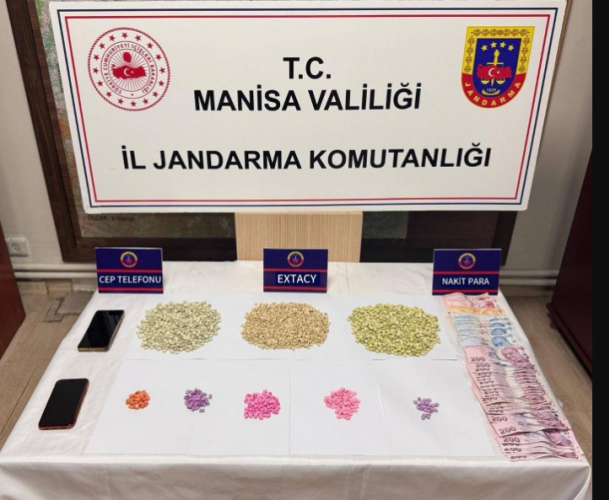 Uyuşturucu Madde Ticareti Manisa İli Şehzadeler İlçesinde A.Ç.(2005/E) ve M.C.Ç.(1999/E) isimli şahısların uyuşturucu madde sattığı bilgisi elde edilmesi üzerine, Şehzadeler İlçe Jandarma Komutanlığınca 26.01.2025 günü şahısların kullanıldığı motosiklet ile şahısların üzerinde yapılan aramada; •*(2.976) Adet Uyuşturucu Hap*, •*10.125 TL Suçtan elde edildiği değerlendirilen Para,* •*(2) Adet Cep Telefonu* ele geçirilmiştir. C. Savcısına bilgi verilerek adli tahkikata başlanmış olup, şüphelilerden biri tutuklanarak Ceza İnfaz Kurumuna teslim edilmiş, diğer şüpheli ise adli kontrol şartıyla serbest bırakılmıştır.
