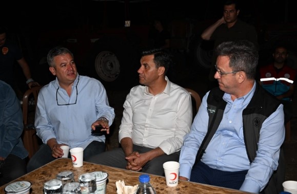 “Elimizden gelen her türlü yardımı yapıyoruz”
Gördes Belediye Başkanı İbrahim Büke ise, “Büyükşehir Belediyesi ile birlikte elimizden gelen her türlü yardımı Gördes Belediyesi olarak yaptık. Ferdi Başkanımıza da teşekkür ederiz.