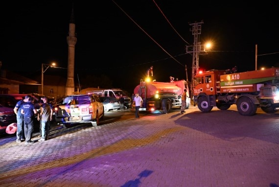 Manisa büyükşehir Belediyesi olarak yangından etkilenen yurttaşların yanında olacaklarını belirten Başkan Zeyrek, “Oluşan maddi zararları da bir an önce gidermek için çalışmalara başlayacağız. Ama bundan bir ders çıkartmak lazım.