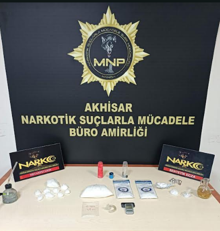 Suç ve Suçlularla Mücadelemiz Devam Ediyor
Narkotik Suçlarla Mücadele Şube Müdürlüğü #Akhisar NSM Büro Amirliği görevlilerimizce yapılan çalışmalar kapsamında sorumluluk alanımızda bulunan 1 ikamet, 1 işyerinde Akhisar İlçe Emniyet Müdürlüğü Çevik Kuvvet Personeli ile birlikte yapılan aramalarda;

6 Parça Halinde Toplam Ağırlığı 450.50 Gram Metamfetamin,
5️ Adet Galara 300 Mg İbareli Sentetik Ecza,
1 Adet Hassas Terazi,
2️ Adet Bong,
1️ Adet Payp, ele geçirilmiştir.
- Olayda şüpheli;
▪️B. B. (38)
▪️S. B. (33)
▪️N.C.S.(29)
▪️A. Y. (44) isimli şahıslar yakalanarak “Uyuşturucu Ticareti” suçu kapsamında GÖZALTINA alınmıştır.
Manisa halkının huzur ve güvenliği için Manisa Emniyet Müdürlüğü olarak suç ve suçlularla mücadelemiz aralıksız devam edecektir.