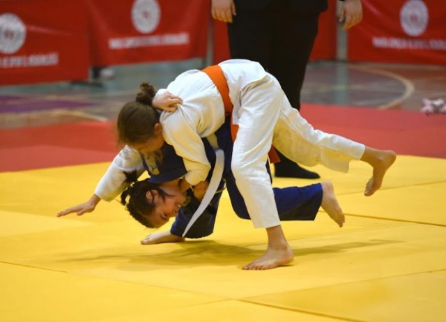 Çok Amaçlı Spor Salonu'nda düzenlenen Okul Sporları Küçükler Judo İl Birinciliği'nde 7 altın, 5 gümüş, 4 bronz ile toplamda 16 madalya kazanan Yunusemreli sporcular, Muradiye Kapalı Spor Kompleksi'nde yapılan Okul Sporları Küçükler Grekoromen Güreş İl Birinciliği'nde de 6 altın madalya kazanarak zirvenin sahibi oldu. Yunusemre'nin küçükleri judo ve güreşte toplamda 22 madalyaya imza atarak göz doldurdu ve gelecek için ümit verdi.