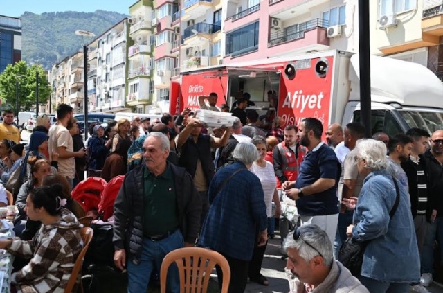 Samimi bir atmosferde
gerçekleşen kahvaltıda, vatandaşlar doyasıya eğlenip günün keyfini çıkardı. Kahvaltının
ardından müzik eşliğinde coşkulu bir şekilde dans eden küçük büyük her yaştan
mahalleliler, keyifli bir gün geçirmenin mutluluğunu yaşadı.