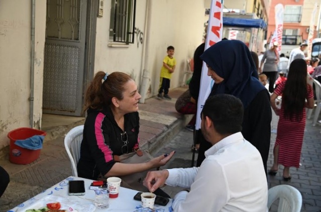 Manisa Büyükşehir Belediyesi, Ayni Ali ve Barbaros mahallelerinde yaşayan yırttaşlarla
Hıdırellez kahvaltısında bir araya geldi. Çok sayıda mahallelinin katılımıyla gerçekleşen
etkinlik, neşeli ve renkli görüntülere sahne oldu.