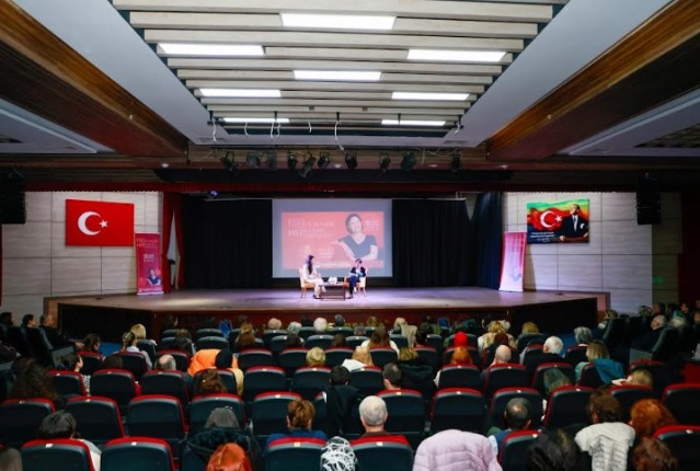 KADIN HAREKETİNİN DÜNÜ BUGÜNÜ VE YARINI TARTIŞILDI 
Konferansta konuşan Prof. Dr. Fatmagül Berktay, Türkiye’de kadın haklarının temel taşı olarak kabul edilen ve kadın hareketinin en önemli kazanımlarından biri olan Türk Medeni Kanunu’nun 17 Şubat 1926’da kabul edilmesi ile başlayan süreci ele aldı. Kadın hareketinin tarihsel gelişimini, Manisa kadın hareketinin öncülerinden olan anneannesi Melek Gökmen ve annesi Sevim Tanör’ü de anarak anlattı. Berktay, kadın hakları konusunda gelinen nokta ve karşılaşılan güncel sorunlar hakkında bilgiler vererek, katılımcıları tartışmaya dahil etti. Konferansın sonunda, dinleyiciler de kendi görüşlerini aktararak etkinliğe katkı sağladı.