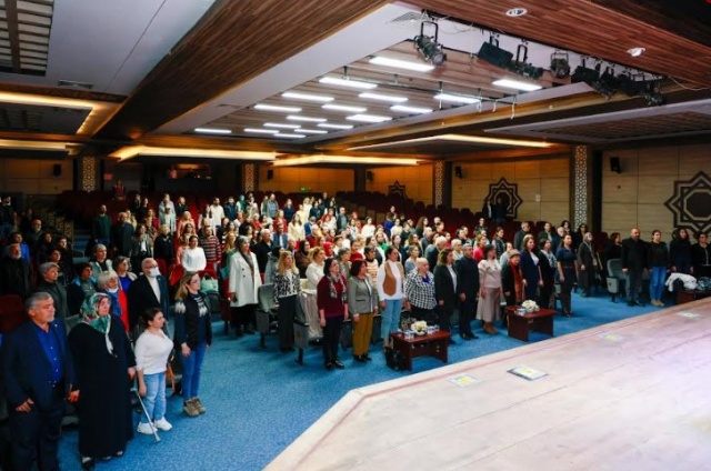 PROF. BERKTAY’A TEŞEKKÜR ETTİ 
Konferansta konuşan Yunusemre Belediye Başkan Yardımcısı Emine Özge Arslan, kadın hareketi konusunda yaptığı çalışmalarla tanınan Prof. Dr. Fatmagül Berktay’ın bilgilerinden faydalanmanın büyük bir fırsat olduğunu belirtti. Arslan, "Prof. Dr. Fatmagül Berktay, hem kendisi hem de ailesiyle kadın hareketleri ve kadının toplumdaki yeri konusunda önemli çalışmalara imza atmış bir akademisyen. Bugün burada, onun kıymetli bilgilerini dinleyerek bilinçlendik ve bu konular üzerinde daha fazla düşünme fırsatı bulduk. Bu anlamlı etkinliği vatandaşlarımızla buluşturan başta Yunusemre Belediye Başkanımız Semih Balaban olmak üzere emeği geçen herkese teşekkür ederiz" dedi.