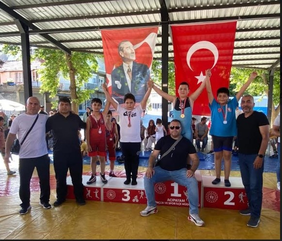 2014 -
2015 yaşta 57 kiloda Görkem Karaca Alkan birinci, 34 kiloda Eymen Olgun, 41 kiloda
Berat Tekin, 47 kiloda İbrahim Ömer Coşkun, 52 kiloda Muhammed Taha Keskin
ikinci, 30 kiloda İbrahim Ensar Yıldırım, 41 kiloda Muhammed Emin Ariç, Yiğit Alp
Çelik, Ramazan Efe Karabaş üçüncü oldu.