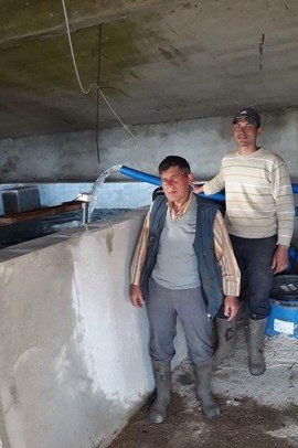 MASKİ Genel Müdürlüğü, Demirci ilçesine bağlı Mahmutlar Mahallesi’nde 3 bin 200 metrelik yeni içme suyu isale hattı çalışmasını tamamlayarak vatandaşları kesintisiz suya kavuşturdu.
Manisa Su ve Kanalizasyon İdaresi (MASKİ) Genel Müdürlüğü, 17 ilçenin tamamına daha sağlıklı ve kesintisiz içme suyu temin etmek adına il genelinde yürüttüğü altyapı çalışmalarına ara vermiyor. Demirci ilçesine bağlı Mahmutlar Mahallesi’nin de en büyük sorununu çözüme kavuşturan MASKİ, mahallenin sık sık patlaklara neden olan eski içme suyu isale hattını yeniledi. İçme Suyu Dairesi Başkanlığı’na bağlı ekipler tarafından 3 bin 200 metre uzunluğunda yeni isale hattı döşendi. MASKİ, mahalle sakinlerinin tarım arazilerine geçişinde kolaylık sağlamak için gerçekleştirdiği bir kilometrelik toprak yol çalışmasıyla da mahalle sakinlerinin yüzlerini güldürdü.
“MASKİ, bir taşla iki kuş vurdu”
Mahmutlar Mahalle Muhtarı Nurullah Koyunoğlu, “MASKİ, mahallemizde yaptığı çalışmalarla adeta bir taşla iki kuş vurdu. Sayelerinde hem suyumuza hem de yolumuza kavuştuk. Mahalle halkımız da bu hizmetlerden dolayı çok memnun ve mutlular. Bu hizmetlerin hepsi için başta Manisa Büyükşehir Belediye Başkanımız Cengiz Ergün olmak üzere, MASKİ Genel Müdürümüz Yaşar Coşkun’a ve emeği geçen tüm amir ve çalışanlara teşekkür ediyoruz” dedi.
