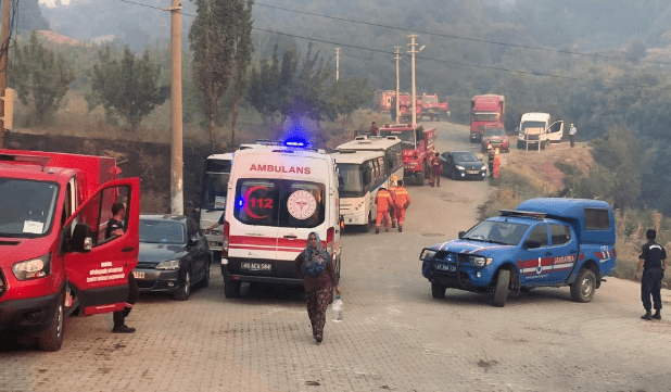 Akşam saatlerinde helikopterler görevi bırakırken, yangına karadan müdahale edilmeye çalışılıyor. Öte yandan yangın Ahmetli ilçesine bağlı Hacıköseli Mahallesi’ne sıçradı. Mahalle tahliye edilirken yaklaşık 10 ev hasar gördü. Öte yandan yangın nedeniyle Ahmetli ilçesine bağlı Bahçecik Mahallesi ve Turgutlu ilçesine bağlı Baktırlı Mahallesi’nin de boşaltılması ihtimaline karşı otobüsler hazırda bekletiliyor.