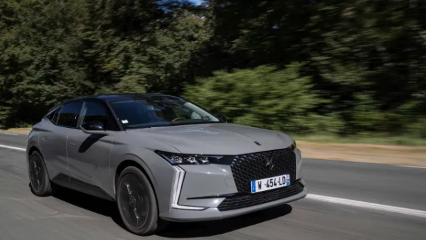 DS Automobiles, 2023 yılındaki güçlü performansını temmuz ayında da satış rakamlarına yansıttı. Temmuz ayını 570 adetlik satışla geride bırakan DS Automobiles, ilk 7 aylık dönemde de 2 bin 707 adetlik satışa ulaştı.

Marka bu performansıyla hem temmuz ayı hem de toplam satışlarda kendi tarihi rekorunu kırarak hem ay bazında hem de yıl toplamında en yüksek adetlere imza atmayı başardı. Türkiye premium otomobil pazarında DS Automobiles’in aranan bir marka haline geldiğini söyleyen DS Türkiye Genel Müdürü Selim Eskinazi, “Bu durum satış rakamlarımıza da yansıyor. Temmuz ayında hem aylık bazda hem de ilk 7 aylık dönemde rekor seviyede satışa ulaştık. Haziran sonu itibarıyla aştığımız 2022 yılı satış adedini Temmuz ayında 570 adetlik, marka tarihindeki en yüksek aylık satış adedi ile rekor tazeleyerek artırmaya devam ettik. Yedi aylık toplamda ise 2 bin 707 adetlik satışla bu dönem için marka tarihindeki en yüksek satışı elde ederek bir ayda iki yeni rekora birden imza attık. DS 7’ye çok büyük bir ilgi var. Premium SUV’da liderliğe oynuyoruz. Müşterilerimizin taleplerine yetişmek için çalışmalarımıza hız verdik. DS 4 modelimiz de segmentinde zirve adayı olarak tarihi başarımıza erişmemize büyük destek oldu” dedi.

Premium otomobil pazarında zarafet ile teknolojiyi bir araya getiren DS Automobiles, yenilikçi ürünleriyle satış performansını artırmaya devam ediyor. Yıl başından bu yana güçlü büyüme trendini sürdüren DS Automobiles, temmuz ayını da yeni rekorlarla geride bıraktı. Temmuz ayında 570 adetlik satış gerçekleştiren DS Automobiles, premium otomobil pazarından yüzde 7,1’lik payla 5’inci sırada yer aldı. Marka, geçen yılın aynı dönemine göre satışlarını yüzde 211,5 gibi büyük bir oranda artırırken, aynı zamanda Türkiye tarihindeki en yüksek temmuz ayı performansına ulaşmış oldu.

Hem temmuzda hem 7 ayda rekor performans!
Yılın ilk 7 aylık döneminde satışlarını 2 bin 707 adede yükselten DS Automobiles, geçen yılın aynı dönemine göre satışlarını yüzde 230,5 artırdı. Marka, bu performansıyla premium otomobil markaları arasındaki 5’inciliğini korudu. DS Automobiles, 7 aylık dönemde Türkiye tarihinin en yüksek satış adedine ulaştı ve yeni bir rekoru daha geride bıraktı. Marka, geçen yılın toplamında 1829 adetlik satışa imza atmıştı. DS Automobiles’ın rekor performansında başrolde premium SUV seçeneklerin arasında en sevilen modellerden DS 7 ve premium pazarının yeni yıldızı DS 4 yer aldı. Temmuz ayını 403 adetlik satışla premium SUV’lar arasına üçüncü sırada tamamlayan DS 7, ilk 7 aylık dönemde ise 1657 adet satışla ikinci sıradaki yerini korudu. DS 4 ise temmuz ayında 167 adetlik satışla segmentinde ikinci sırada yer aldı. DS 4, 7 ay toplamında ise elde ettiği 1023 adetlik satış ve yüzde 32,6’luk segment payıyla liderle arasındaki farkı kapatmaya devam ediyor.

Bir ayda iki rekor birden kırdık!
Türkiye premium otomobil pazarında DS Automobiles’in aranan bir marka haline geldiğini söyleyen DS Türkiye Genel Müdürü Selim Eskinazi, “Bu durum satış adetlerimize de yansıyor. Haziran sonu itibarı ile aştığımız 2022 yılı satış adedini temmuz ayında 570 adetlik, marka tarihindeki en yüksek aylık satış adedi ile rekor tazeleyerek artırmaya devam ettik. Yedi aylık toplamda ise 2 bin 707 adetlik satışla bu dönem için marka tarihindeki en yüksek satışı elde ederek bir ayda iki yeni rekora birden imza attık” dedi.

DS 7’nin en fazla tercih edilen DS modeli olduğu vurgulayan Selim Eskinazi, “Yeni DS 7’ye çok büyük bir ilgi var. Premium SUV’da liderliğe oynuyoruz. Müşterilerimizin taleplerine yetişmek için çalışmalarımıza hız verdik. Temmuz ayı içinde DS 7 Esprit de Voyage koleksiyonunu da satışa sunarak markanın seyahat sanatı alanındaki sıradaki kreasyonunu da Türkiye yolları ile buluşturduk. Aynı şekilde DS 4 modelimiz de segmentinde zirve adayı olarak tarihi başarımızda büyük etken oldu. Güçlü ürünlerimiz ve doğru planlama ile premium otomobil pazarında yıl sonuna kadar pozitif ivmemizi koruyacağız” açıklamasında bulundu.