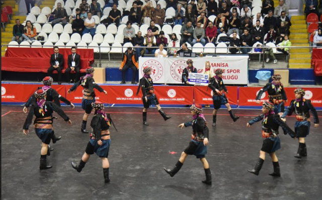 Yunusemre Belediyespor Halk Oyunları Ekibi, Türkiye Halk Oyunları Federasyonu'nun 2025 yılı faaliyet programında yer alan Kulüplerarası Halk Oyunları İl Birinciliği'nde üç dalda şampiyon olarak kupaları topladı. Manisa Atatürk Spor Salonu'nda yapılan yarışmalarda performansıyla göz dolduran Yunusemre Belediyespor, gençler geleneksel düzenlemesiz karma, gençler geleneksel düzenlemeli ve gençler geleneksel düzenlemesiz erkekler dalında il şampiyonu oldu.
