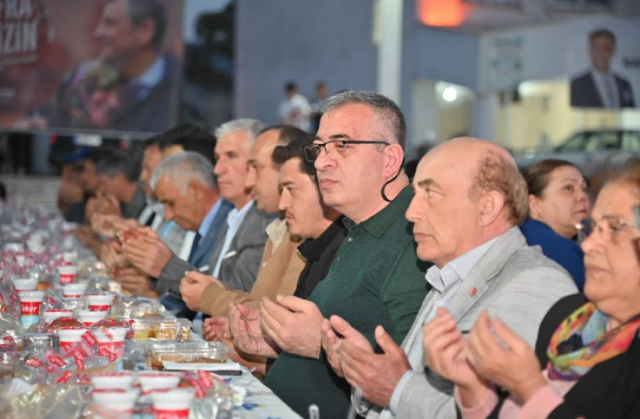 15 Temmuz Demokrasi Meydanı’nda düzenlenen programa 2 bin 500 kişi katılarak aynı sofrada oruçlarını açtı.
