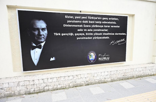 Salihli’nin simgelerinden biri olan Ramiz Turan Stadyumu’nun çevresinde daha önce bulunan ancak zamanla kaldırılan Atatürk panoları, yeniden monte edildi.