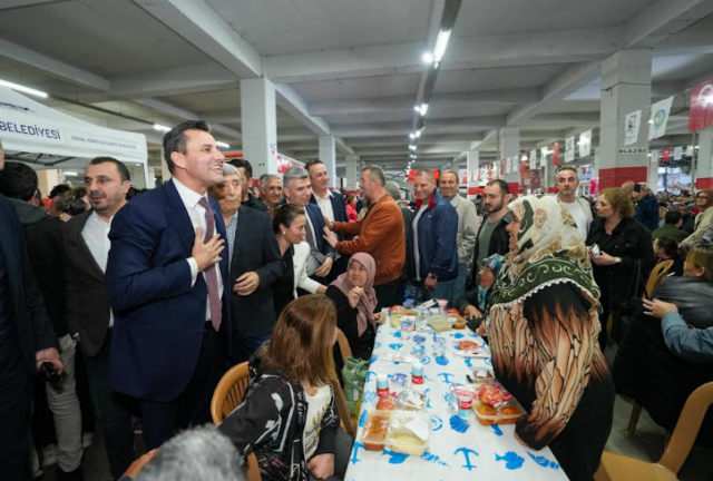 Manisa Büyükşehir Belediye Başkanı Mimar Ferdi Zeyrek’in ev sahipliğinde gerçekleşen iftar programına, CHP İl Başkanı İlksen Özalper, CHP Manisa Milletvekili Bekir Başevirgen, Soma Belediye Başkanı Sercan Okur, Kırkağaç Belediye Başkanı Üstün Dönmez, CHP Soma İlçe Başkanı Levent Elbinsoy, belediye başkanlarının eşleri ve çok sayıda vatandaş katıldı.