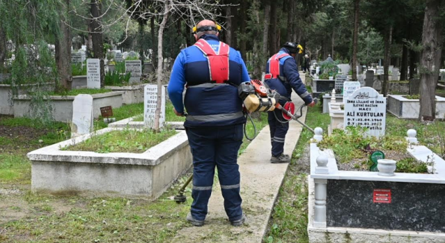 “Vatandaşlarımızın rahat bir ziyaret yapması hedefleniyor”
Mezarlıklar Bakım-Onarım Şube Müdürü Fatih Uzun, çalışmaların bayram öncesinde tamamlanacağını belirterek, “Ramazan Bayramı öncesinde, mezarlıklarımızda genel bir bakım ve temizlik çalışması gerçekleştiriyoruz. Bu çalışmalar sadece merkez ilçelerimizde değil, Manisa’nın 17 ilçesinde de aynı titizlikle devam ediyor. Amacımız, vatandaşlarımızın kabir ziyaretlerinde herhangi bir olumsuzluk yaşamaması ve ziyaretlerini huzur içinde gerçekleştirebilmesi. Bu doğrultuda, tüm çalışma arkadaşlarımızla birlikte yoğun bir şekilde çalışıyoruz” dedi.