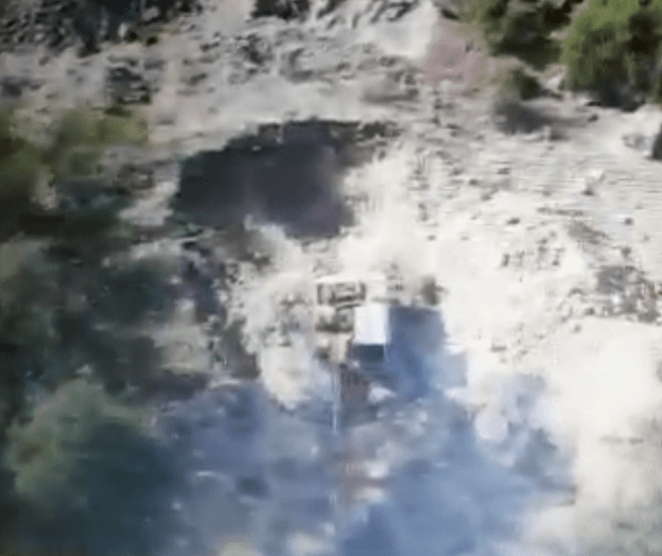 Kula ilçesi Ayvatlar Mahallesi  Çıngırakdere Mevkiinde  14.09.2020 günü saat 18.00 sıralarında  yapılan istihbari çalışmalar sonucunda drone kullanılarak Şüpheliler E.A.( Erkek- 1996) , A.G.(Erkek-1958) , K.Ş. (Erkek- 1973) ve K.Y. (Erkek- 1970) isimli şahısların Ekskavatör ile izinsiz kazı yaptıkları tespit edilerek Kula İlçe Jandarma Komutanlığı tarafından yakalanmışlardır. Nöbetçi Cumhuriyet Savcısı bilgilendirilmiştir.