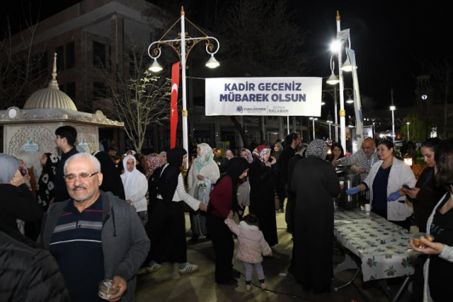 Yunusemre Belediyesi, Kadir Gecesi'ne özel hazırladığı programla vatandaşlarına iftardan sahura kadar süren, maneviyat dolu bir gece yaşattı. 100. Yıl Meydanı’nda, Mevlithan-Kasidehan Bilal Demiryürek’in eşsiz yorumuyla başlayan program, Saruhan Bey Camii’nde okunan dualarla taçlandı.