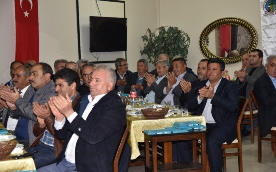 Sık sık ilçeleri ziyaret ederek, ilçelerin nabzını tutan Manisa Büyükşehir Belediye Başkanı Cengiz Ergün, Alaşehir’e ziyarette bulundu. Başkan Ergün, Alaşehir programında mahalle muhtarları ile de bir araya geldi. Büyükşehir Belediyesi ve MASKİ Genel Müdürlüğü’nün ilçede hayata geçirdiği projeleri anlatan Başkan Ergün, “Geride kalan dört buçuk yıllık süre içerisinde Alaşehir’e 85 milyon 750 bin lira MASKİ, 125 milyon lira da Büyükşehir Belediyesi kanalıyla olmak üzere toplam 210 milyon 750 bin liralık yatırım yaptık. Çok şükür bugün yüzlerce proje ve hizmeti bitirmiş, verdiği sözleri yerine getirmiş bir belediye başkanı olarak alnım ak bir şekilde huzurunuza geldim” ifadelerini kullandı.

Alaşehir’i ziyaret ederek Büyükşehir Belediyesi ve MASKİ Genel Müdürlüğünün çalışmalarını yerinde inceleyen Manisa Büyükşehir Belediye Başkanı Cengiz Ergün, Alaşehir’de mahalle muhtarları ile de buluştu. Alaşehir Şelale Düğün Salonu’nda düzenlenen programa Manisa Büyükşehir Belediye Başkanı Cengiz Ergün, Alaşehir Belediye Başkanı Ali Uçak, Sarıgöl Belediye Başkanı Necati Selçuk, Manisa Büyükşehir Belediyesi Genel Sekreteri Aytaç Yalçınkaya, MASKİ Genel Müdürü Yaşar Coşkun, Manisa Büyükşehir Belediyesi Genel Sekreter Yardımcısı Yılmaz Gençoğlu, MASKİ Genel Müdür Yardımcısı Burak Aslay, Daire Başkanları, MHP İl Başkanı Öztürk, MHP Ülkü Ocaklar İl Başkanı Mehmet Balaban, MHP Alaşehir Teşkilatı, Ülkü Ocakları Alaşehir Teşkilatı, Alaşehir Muhtarlar Derneği Başkanı Şevket Çömçömoğlu, mahalle muhtarları katıldı.

Alaşehir’in Anahtarı Başkan Ergün’de

Toplantının açılış konuşmasını Alaşehir Muhtarlar Derneği Başkanı Şevket Çömçömoğlu yaptı. Dernek Başkanı Çömçöoğlu, “Hizmetlerden son derece memnunuz. Yaptıkları katkılardan dolayı Manisa Büyükşehir Belediye Başkanı Cengiz Ergün ve Alaşehir Belediye Başkanı Ali Uçak’a çok teşekkür ediyorum, yapılan yatırımlar da tüm Alaşehir’e hayırlı olsun” dedi. Alaşehir Belediye Başkanı Ali Uçak ise Manisa Büyükşehir Belediye Başkanı Cengiz Ergün ile iş birliği içerisinde Alaşehir’e hizmet etmek için yoğun çaba sarf ettiklerini belirterek, “Büyükşehir Belediye Başkanımız Cengiz Ergün olmasa bizler hiçbir şey yapamayız. Bu birliktelik olduğu sürece bizim Alaşehir’de yapamayacağımız hiçbir şey kalmayacak” dedi. Alaşehir Belediye Başkanı Ali Uçak, konuşmasının ardından Yıldırım Beyazıt Han’ın sembolik kaftanı ve şehrin anahtarını Başkan Ergün’e verdi. Başkan Uçak, “Alaşehir sizlerle gurur duyuyor. Alaşehir’in anahtarını da size olan güvenimizden dolayı size takdim ediyoruz” dedi.

“Altyapı olmadan olmaz dedik”

Toplantıda Manisa Büyükşehir Belediye Başkanı Cengiz Ergün’de mahalle muhtarlarına hitap ederek, 2014 yılında gerçekleştirilen seçimlerin ardından Büyükşehir statüsü kazanan Manisa’da, Büyükşehir Belediyesi ve MASKİ Genel Müdürlüğü’nün kuruluş aşamalarında yaşanan süreçleri anlattı. Başkan Ergün, “17 ilçemiz ve 1088 mahallemiz bizden hizmet bekliyordu. Altyapısı olmayan, kanalizasyonu bulunmayan, yolu bozuk, köprü ihtiyacı olan mahallelerimiz, köylerimiz olduğunu üzülerek gördük. Dedik ki, Manisa’da yaşayan her vatandaşımız merkezde ne varsa aynı hizmeti alsın. Tabi altyapısı olmadan çalışma yapmak, günübirlik siyasetçilerin işidir dedik. Bizler geleceğimize yatırım yapalım, çocuklarımız temiz su içsin, kanalizasyon hatlarını yenileyelim bulaşıcı hastalıklar olmasın dedik ve büyük bir altyapı yatırım hamlesi başlattık. Belediye isimleri vermeyeceğim, hepsi meslektaşım. Ancak birçok belediye başkanı altyapı hizmeti yapmaktan kaçıyor. Bunun aksine biz oy kaygısı gütmeden paslanmış borulardan, içler acısı halde olan su depolarından halkımız su içmesin düşüncesiyle bunların yenilemelerini yaptık ve yapmaya devam ediyoruz” dedi.

“463 Kilometre Altyapı Çalışması Yapıldı”

Şu ana kadar Alaşehir ilçe genelinde 463 kilometre içme suyu, kanalizasyon ve yağmur suyu hattı yapıldığını dile getiren Başkan Ergün, “Yaklaşık 3 milyon liralık yatırımla 101 Mahalle Projemiz kapsamında Hacıaliler, Matarlı, Şahyar, Yeniköy, Belenyaka, Örnekköy, Caberkamara ve Dağhacıyusuf mahallelerimizde 117 kilometre içme suyu ve kanalizasyon hattı ile Türkmen, Matarlı ve İsmetiye Mahallelerimize fosseptik imalatı yaptık. Girelli Mahallesi’ndeki çalışmamız devam ediyor. Tam 5 buçuk milyon liralık yatırımla muhtelif mahallelerde 90 kilometre içme suyu, kanalizasyon ve yağmursuyu hattı döşedik. 8 milyon liranın üzerinde yatırımla Yeşilyurt Mahallemizde başlattığımız 40 kilometrelik kanalizasyon hattı inşaatı tamamlanmış olup geçici kabulleri yapıldı. Bin 500 metre yağmursuyu hattı imalatı da devam ediyor. Ayrıca 30 kilometrelik içme suyu ihalesinin yapıldığını ve ihale sürecinin beklendiğini de müjdelemiş olayım” diye konuştu.

Alaşehirliler Temiz Su İçebilsin Diye

Alaşehirlilerin temiz su içebilmesi için 1 milyon 700 bin lira bütçeyle 52 adet içme suyu deposunun yenilendiğini belirten Başkan Ergün, “600 bin liranın üzerinde yatırımla içme suyu depolarında tam otomatik klor cihazı ve şamandıra sistemi montajı, 9 mahallede içme suyu elektrik tesisi yapımı, Çamlıbel Mahallesi İçme Suyu Arıtma Tesisi İnşaatı ile Akkeçili, Hacıaliler, İsmetiye ve Kurudere Mahallelerimizde 4 kilometre dere temizliği de MASKİ kanalıyla tamamlanan çalışmalarımız. Yine MASKİ tarafından devam eden çalışmalarımızın başında yaklaşık 29 milyon liralık 154 mahalle projemiz var. 154 Mahalle Projesi kapsamında Akkeçili, Çağlayan, Çakırcaali ve Erenköy Mahallelerinde altyapı ve kilit parke taş imalatları tamamlandı. Çeşneli ve Girelli Mahallelerinde altyapının tamamlanmasının ardından kilit parke taş döşenmeye başlandı. Örencik Mahallesinde ise altyapıda sona yaklaşıldı. Kısa süre içerisinde kilit parke işine başlanacak. Çalışma tamamlanınca toplamda 124 kilometre içme suyu ve kanalizasyon inşaatı yapılmış olacak. Bununla birlikte Akkeçili, Erenköy, Girelli ve Örencik Mahallelerine İçme Suyu Deposu Yapımı ile Çağlayan, Çakırcaali, Çeşneli, Girelli ve Örencik Mahallelerine fosseptik imalatı da gerçekleştirilecek” dedi.

MASKİ’den Alaşehir’e 85 Milyon 750 Bin Liralık Yatırım

Alaşehir atık su arıtma tesisine de değinen Başkan Ergün, “1 milyon 700 bin lira yatırımla mevcut Alaşehir atık su arıtma tesisini aktif hale getirmiştik. Tabi bu tesis ömrünü tamamladığı için yenilenmesi gerektiğini gördük. Yaklaşık 25 milyon liralık yatırım yaptığımız Alaşehir merkez atık su arıtma tesisi inşaatı devam ediyor. Kavaklıdere Mahallemizde 6 buçuk milyon yatırımla başladığımız 92 kilometrelik içme suyu hattı inşaatındaki çalışmalarımız da yüzde 95 oranında tamamlandı. Yine Kavaklıdere Mahallemizin Atık su Arıtma Tesisi'nin ihalesi 25 Ekim’de yapıldı. Bununla ilgili İller Bankası'nın değerlendirmesi bekleniyor. Bunun da müjdesini vermiş olayım. 1 milyon lirayı bulan 24 adet içme suyu deposu, 23 adet terfi ve 4 adet biriktirme binasının bakım onarımı devam ediyor. Bunların da imalatları yüzde 92 oranında tamamlandı. Yine 700 bin lirayı bulan Çarıktekke ve Dağarlar Mahallelerimizin içme suyu arıtma tesisi inşaatında da çalışmalarımız hızla devam ediyor. Buraya kadar sadece MASKİ Genel Müdürlüğümüzün tamamladığı, devam ettiği ve planladığı hizmet ve projeleri anlattım. Tüm bu saydığım çalışmaların parasal karşılığı 85 milyon 750 bin lirayı buluyor. Alaşehir’imize az bile diye düşünüyor; helali hoş olsun diyorum” ifadelerini kullandı.

Dev Projeleri Sıraladı

Alaşehir’e kazandırılan dev projeleri de tek tek sıralayan Manisa Büyükşehir Belediye Başkanı Cengiz Ergün, “Toplu ulaşımda dönüşüm çalışmalarımız kapsamında ilimiz genelinde başlattığımız yenileme hareketini Alaşehir’imizde de tamamladık. Üzümlü-Yeşilyurt-Gümüşçay-Uluderbent-Sarıpınar-Kemaliye-Soğanlı-Piyadeler-Yeşilyurt-Kilik-Gümüşçay-Subaşı-Delemenler-Hacıhaliller-Uluderbent-Tepeköy hatlarında yenileme yaptık. Engelli erişimine uygun, klimalı, kartlı sistemli modern ulaşım araçlarıyla Alaşehir’imizin her bölgesine sorunsuz ulaşım hizmeti veriyoruz. Bugün bu güzel toplantımızı yapmadan önce güzel bir hizmetin birinci etabının açılışını gerçekleştirdik. 27 milyon liranın üzerinde bir yatırımla geçmişte birçok vatandaşımızın hayatını kaybettiği o ölüm yolunda başlattığımız katlı kavşak projemizin çok şükür bugün battı çıktı kısmını trafiğe açtık. İnşallah tamamı açıldığında, o kötü anılar yerini güvenli ve modern bir kavşağa bırakmış olacak. Hayırlı uğurlu olsun” dedi.

350 Bin Metrekare Kilit Parke, 200 Kilometre Asfalt

Alaşehir’de gerçekleştirilen kilit parke ve asfalt çalışmalarından bahseden Başkan Ergün, “Manisa’mızın büyükşehir olmasıyla birlikte vatandaşlarımız özellikle de köyden mahalleye dönüşen bölgelerimizdeki hemşerilerimiz yazın tozlu, kışın çamurlu yollardan kurtulsun diyerek muazzam bir kilit parke çalışması yaptık. Geride bıraktığımız sürede Alaşehir ilçemizde yaklaşık 11 milyon liralık yatırımla mahallelerimize 350 bin metrekare kilit parke döşedik. Yollarda trafik ve ulaşımın konforlu ve güvenli olması için yaklaşık 22 milyon lira kaynak ayırarak 200 kilometre asfalt çalışmasını hayata geçirdik. Tarım şehri olan ve üzüm üretiminde ilk sıralarda bulunan Alaşehir’imizde üreticimize destek olmak için bağ tahmin ve erken uyarı istasyonu, fidan dağıtımları, gölet düzenlemeleri gibi çok sayıda kırsal hizmeti de sağladık. Alaşehir ilçe sınırlarındaki tüm mahalle mezarlıklarında temizlik çalışmaları, boyası, badanası, çevre duvarı yapımı, çit çevrilmesi, kapısı gibi çok sayıda çalışma yaparak, mezarlıklarımızın temiz, düzenli ve dışarıdan gelebilecek olumsuzluklara karşı güvenli olmasını sağladık. Merkez mezarlığına yeni bir gasilhane binası kazandırdık. 1 adet transit cenaze nakil aracı ile 1 adet cenaze yıkama aracını ilçemizde hizmete sunduk. Bu hizmetlerimiz de 600 bin liraya ulaştı” diye konuştu.

“Alnım Ak Bir Şekilde Huzurunuza Geldim”

Asfalttan parke taşına, ilaçlama hizmetlerinden sosyal yardım projelerine, kırsal hizmetlerden ulaşım hizmetlerine kadar Alaşehir’de yapılan yatırım miktarının 125 milyon lira olduğunu vurgulayan Başkan Ergün, “Biz Alaşehir’e söz verdik. Ali Uçak başkanımla birlikte deyim yerindeyse ikinci baharını yaşayan bu güzel ilçemiz değişecek dedik. Çok şükür bugün yüzlerce proje ve hizmeti bitirmiş, verdiği sözleri yerine getirmiş bir belediye başkanı olarak alnım ak bir şekilde huzurunuza geldim. Oy veren/vermeyen ayrımı yapmadan tek gayemiz ve tek aşkımız olan Manisa’mıza, Manisa’mızda yaşayan vatandaşımıza layık olduğu en güzel hizmetleri ulaştırmanın gayretidir bu saydıklarım. İnsanız. Eksiğimiz olur, ulaşmakta geciktiğimiz yerler olur. Ama şundan emin olmanızı istiyorum: Manisa Büyükşehir Belediyesi ayrım yapmadan her vatandaşımıza, her mahallemize ulaşmak için canla başla çalıştı ve çalışmaya devam edecek. Bizler günü birlik siyasi çekişmelerin, günü kurtaran çalışmaların değil; Manisa’nın ve Manisalının gerçekten ihtiyaç duyduğu çalışmaları yapmanın gayretinde olduk. Bugüne kadar bu çizgimizden ayrılmadık, bundan sonra da ayrılmayacağız. Yaptığımız çalışmalar gerek tarafsız kamuoyu araştırmalarında, gerek siz değerli muhtarlarımızın geri dönüşlerinde, gerek de halkımızın yüzündeki tebessüm ve gözlerindeki ışıltıyla kendini belli ediyor. Bunlar bize yeter” dedi. Manisa Büyükşehir Belediye Başkanı Cengiz Ergün, konuşmasının ardından mahalle muhtarlarını dinledi. Muhtarların sorularını tek tek yanıtlayan Başkan Ergün, daha sonra kendisiyle hatıra fotoğrafı çektirmek isteyen mahalle muhtarlarını da kırmadı. Toplantının ardından kendisini selamlayan çocuklarla hatıra fotoğrafları çektiren Başkan Ergün, çocukları futbol topu hediye ederek, sevindirdi.