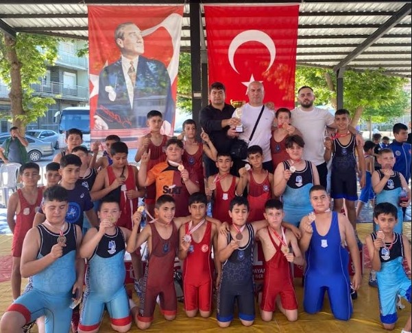 Yunusemre Belediyespor'un güreşçileri, Denizli'nin Acıpayam ilçesinde düzenlenen
İllerarası Grekoromen Güreş Turnuvası'nda 6 altın, 6 gümüş, 11 bronz ile toplamda
23 madalya kazandı. 2011-2015 yaş kategorilerinde yapılan müsabakalarda göz
dolduran Mavi Beyazlılar, takım halinde ise ikincilik kupasının sahibi oldu.