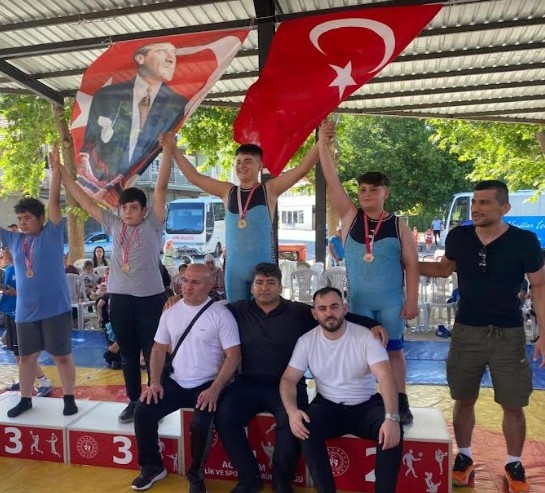 Yunusemre Belediyespor'un güreşçileri, Denizli'nin Acıpayam ilçesinde düzenlenen İllerarası Grekoromen Güreş Turnuvası'ndan 23 madalya ve 1 kupa ile döndü.