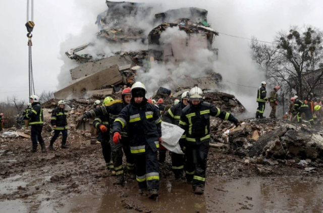 UKRAYNA RUSYA'YI SUÇLADI
Ukrayna ordusu ise okulu Rus güçlerinin vurduğunu iddia etti. Ordu tarafından yapılan açıklamada, Rus birliklerin, bir bölümünde tahliye için hazırlanan insanların bulunduğu bir yatılı okulu vurduğunu ve en az 4 kişinin öldüğünü öne sürerken, Zelenski, saldırıda yatılı okulun yerle bir olduğunu söyledi.