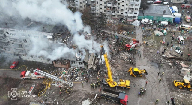 Merkez şehir Poltava'da bir Rus füzesinin bir konuta isabet etmesi sonucu 11 kişinin öldüğünü ve 4’ü çocuk olmak üzere 16 kişinin yaralandığını, 22 kişinin enkazdan kurtarıldığını, acil durum ekiplerinin gece boyunca çalıştığı belirtildi.