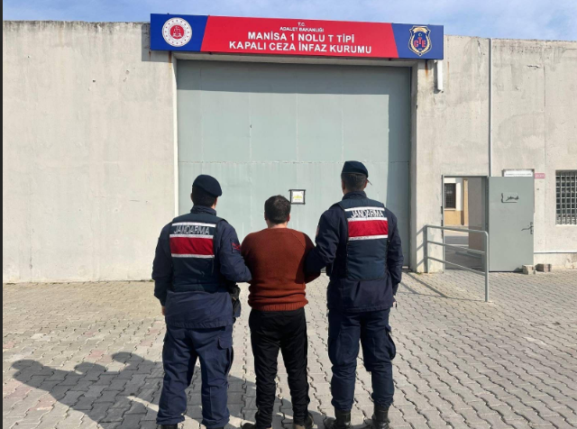 *Konu:* Aranan şahıs yakalanması. Manisa İl Jandarma Komutanlığı tarafından aranan şahısların yakalanmasına yönelik çalışmalar sonucunda; *Silahlı Tehdit, Kumar Oynanması İçin Yer ve İmkan Sağlama ve Kasten Öldürme* suçlarından, çeşitli mahkemelerce toplam *23 Yıl, 5 Ay, 25 Gün kesinleşmiş hapis ve 12.000.00 TL adli para cezasına* çarptırılan S.A. (1973/E) isimli şahıs, Yunusemre İlçe Jandarma Komutanlığı ve JASAT ekipleri tarafından Muradiye Mahallesinde yakalanmış ve 02 Şubat 2025 günü sevk edildiği adli makamların talimatıyla cezaevine kapatılmıştır.