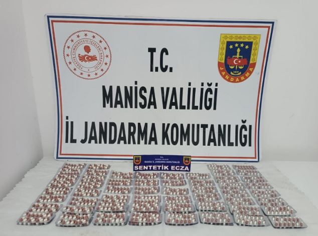 Uyuşturucu Madde İmal ve Ticareti Manisa İl Jandarma Komutanlığı KOM Şube Müdürlüğü ekiplerince, Manisa İli Şehzadeler ilçesinde başlatılan istihbarat çalışmaları kapsamında, İ.E. (2003/E) ve F.F. (2003/E) isimli şahısların kullandığı araçta yapılan aramada (1.098) Adet Sentetik Ecza ele geçirilmiştir. Şüpheli şahıslar, 01.02.2025 tarihinde çıkarıldıkları mahkemece tutuklanarak cezaevine kapatılmıştır.