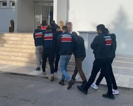 Silahlı Terör Örgütü Propagandası Yapmak

Manisa İl J.K.lığı TEM Şube Müdürlüğünce, terör örgütünün eylemlerinin engellenmesi, örgüt üyelerinin deşifre edilmesi ve etkinliklerinin önlenmesine yönelik Manisa Cumhuriyet Başsavcılığının koordinesinde, sosyal medya üzerinde icra edilen açık kaynak araştırma faaliyeti neticesinde PKK/KCK silahlı terör örgütü propagandası yaptığı tespit edilen (5) şahıs hakkında 04 Şubat 2025 tarihinde eş zamanlı olarak operasyon faaliyeti icra edilmiştir.
Yapılan operasyon faaliyeti neticesinde Manisa ili Şehzadeler, Turgutlu, Soma ve Yunusemre ilçelerinde (5) şahıs Silahlı Terör Örgütü Propagandası Yapmak suçundan gözaltına alınmış olup, adli işlemleri devam etmektedir.