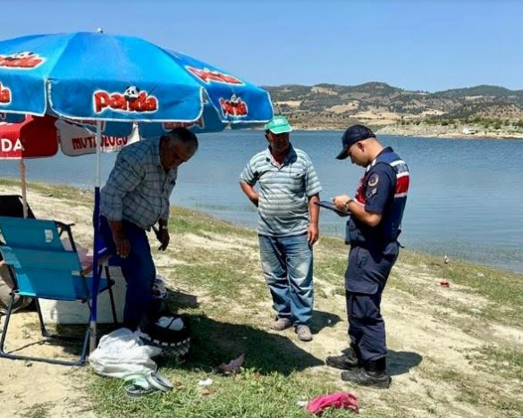 Manisa İl Jandarma Komutanlığına bağlı Jandarma Asayiş  Bot Tim Komutanlığı tarafından 01.08.2024 tarihinde Gölmarmara ilçesinde bulunan Gördes Barajında icra edilen denetim faaliyetinde M.A.K., M.U., K.S., F.B., B.S. ve H.Ç. isimli şahıslara kaçak avlanma nedeniyle mevzuat hükümlerine göre idari para cezası uygulanmıştır.
Denetim sırasında bölgede bulunan vatandaşlar yasadışı avcılık, suda boğulma ve orman yangınlarına karşı da uyarılmıştır.