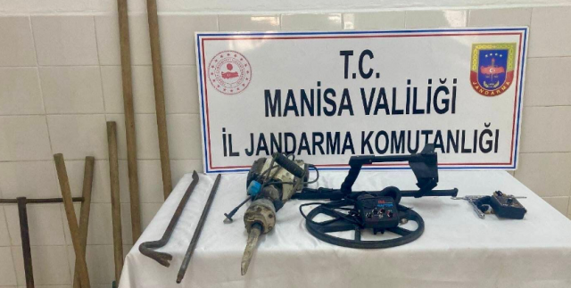 *KONU:* İzinsiz kazı yapmak Manisa İli Gördes İlçesi Malkoca Mahallesinde 03.08.2024 günü F.Ç., S.T., İ.Ç., B.A., S.A., R.E., B.A., S.N., A.P. ve Y.S isimli şahıslar izinsiz kazı yaparken yakalanmıştır. Olayda kullanılan çeşitli kazı malzemeleri, 1 adet alan tarama cihazı, 1 adet dedektör ve 1 adet hiltiye el konulmuştur. Şüpheli şahıslar ifadelerinin alınmasına müteakip serbest bırakılmıştır.