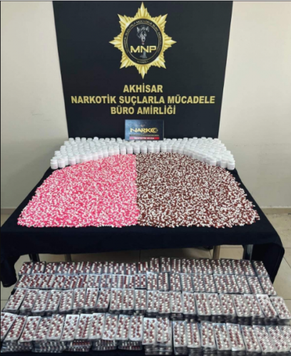Manisa Narkotik Suçlarla Mücadele Şube Müdürlüğü, Akhisar Narkotik Suçlarla Mücadele Büro Amirliği, Akhisar Asayiş Büro Amirliği ve Akhisar İstihbarat Büro Amirliği görevlilerimizce;  "Uyuşturucu ve Uyarıcı Madde İmal ve Ticareti"  yapan şahıslara yönelik yapılan çalışmalar kapsamında;NÖ(32) ve AG(33) isimli şahısların içinde bulunduğu ve ilimize uyuşturucu sevkiyatı yapacağı değerlendirilen araç ve şahıslar üzerinde yapılan aramada;
42.178 Adet Sentetik Ecza Hap ele geçirilmiştir.
Olayla ilgili yapılan detaylı çalışmalar neticesinde;
KG (43), HG(22), MS(30), ES(22)
isimli şahıslar da görevlilerimizce yakalanarak gözaltına alınmıştır. Mevcutlu olarak adli mercilere sevk edilen;
KG (43) isimli şahıs çıkarıldığı mahkemece; Adli Kontrol Şartıyla Serbest Bırakılmış,
NÖ (32), AG (33), HG (22), MS (30) ve ES (22) isimli şahıslar ise çıkarıldığı mahkemece TUTUKLANMIŞTIR.